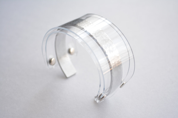 透明ワイドバングル PVC×アルミニウム槌目 2枚目の画像