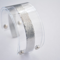 透明ワイドバングル PVC×アルミニウム槌目 6枚目の画像