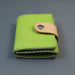 小さく持てるお札＋カード入れ、ミニ財布（黄緑、染料染め）植物タンニンなめし革製 4枚目の画像
