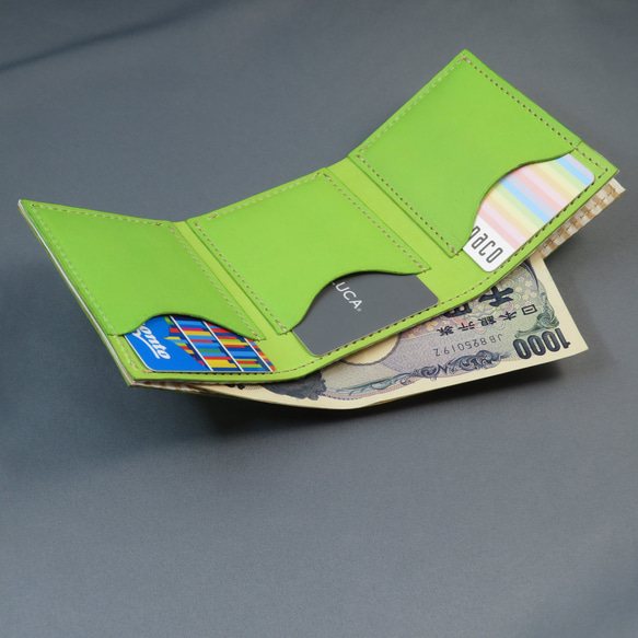 小さく持てるお札＋カード入れ、ミニ財布（黄緑、染料染め）植物タンニンなめし革製 8枚目の画像