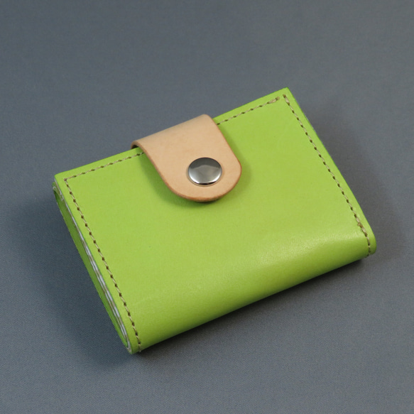 小さく持てるお札＋カード入れ、ミニ財布（黄緑、染料染め）植物タンニンなめし革製 3枚目の画像