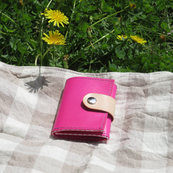 小さく持てるお札＋カード入れ、ミニ財布（ピンク、染料染め）植物タンニンなめし革製 1枚目の画像