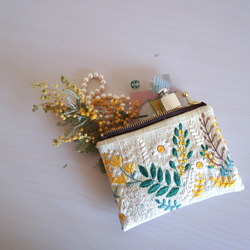 【3日以内発送】刺繍リボンのミニポーチ　-アイボリーベースにお花模様の刺繍リボン-ミモザ ユーカリ デイジー 1枚目の画像