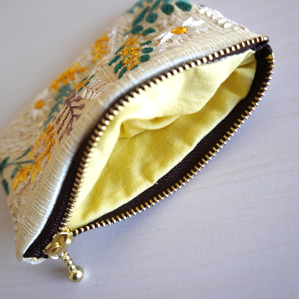 【3日以内発送】刺繍リボンのミニポーチ　-アイボリーベースにお花模様の刺繍リボン-ミモザ ユーカリ デイジー 4枚目の画像