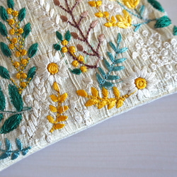 【3日以内発送】刺繍リボンのミニポーチ　-アイボリーベースにお花模様の刺繍リボン-ミモザ ユーカリ デイジー 3枚目の画像