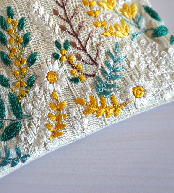 【3日以内発送】刺繍リボンのミニポーチ　-アイボリーベースにお花模様の刺繍リボン-ミモザ ユーカリ デイジー 3枚目の画像