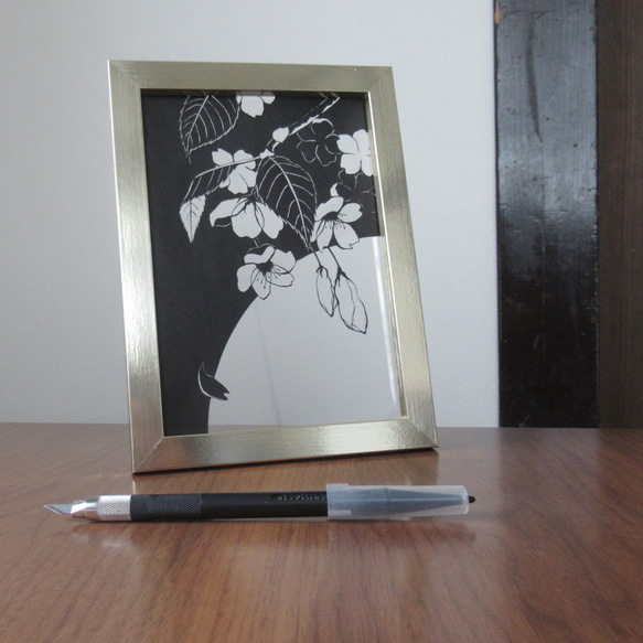 【一点もの切り絵】「月花美人」（送料込み、簡易額付）桜、サクラ、月、満月、モノクロ、リビング、玄関 2枚目の画像