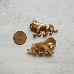 ドイツ製 ライオンのカボション ゴールド 28×50mm (1個) 12枚目の画像