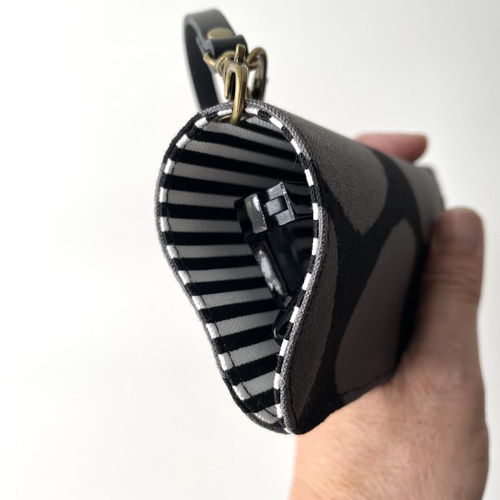 バッグにかけられるメガネケース ストラップ付き/大人可愛い滲ん