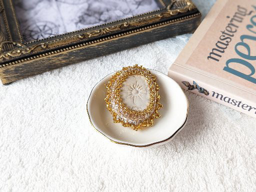 ブローチ　陶芸モチーフ　太陽　ビーズステッチ