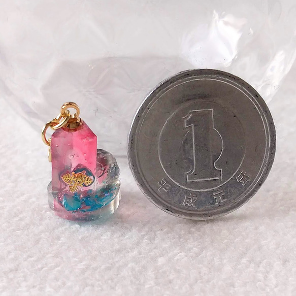 ルクシプオリの耳飾り　赤の鉱石（金） 3枚目の画像