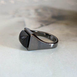 獨特的灰色金屬長方形印章戒指，鑲有天然黑瑪瑙。 第6張的照片