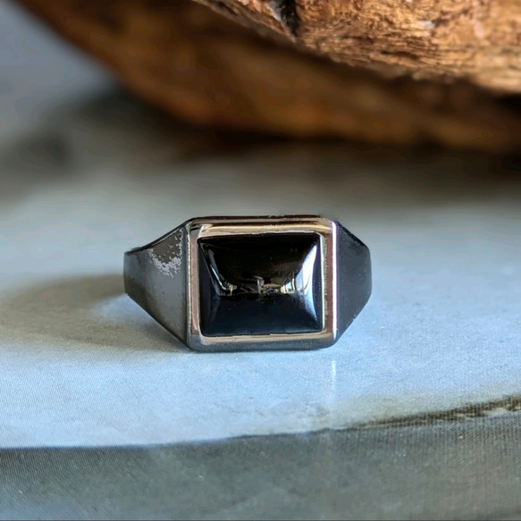 獨特的灰色金屬長方形印章戒指，鑲有天然黑瑪瑙。 第3張的照片