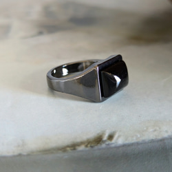 獨特的灰色金屬長方形印章戒指，鑲有天然黑瑪瑙。 第5張的照片