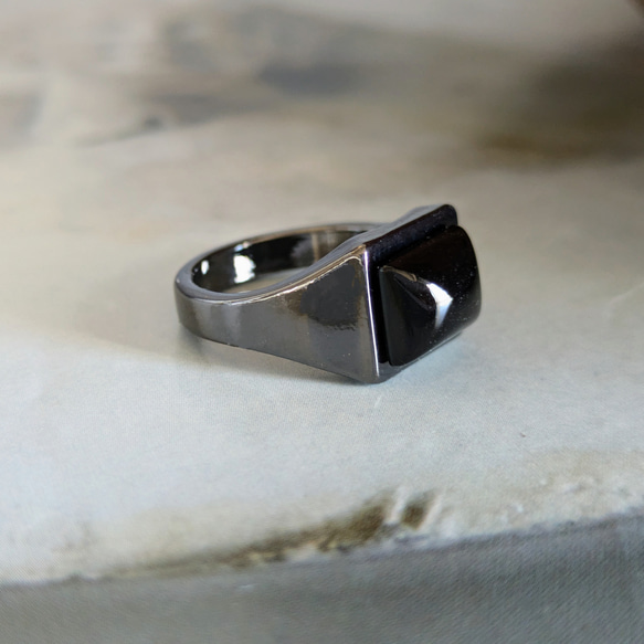 獨特的灰色金屬長方形印章戒指，鑲有天然黑瑪瑙。 第5張的照片