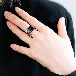 獨特的灰色金屬長方形印章戒指，鑲有天然黑瑪瑙。 第2張的照片