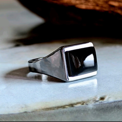 獨特的灰色金屬長方形印章戒指，鑲有天然黑瑪瑙。 第1張的照片