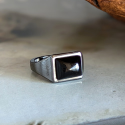 獨特的灰色金屬長方形印章戒指，鑲有天然黑瑪瑙。 第4張的照片
