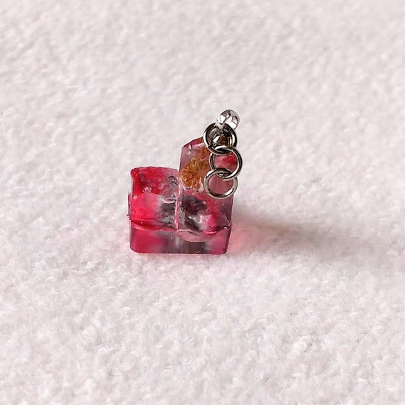 ルクシプオリの耳飾り　赤の鉱石（銀） 3枚目の画像