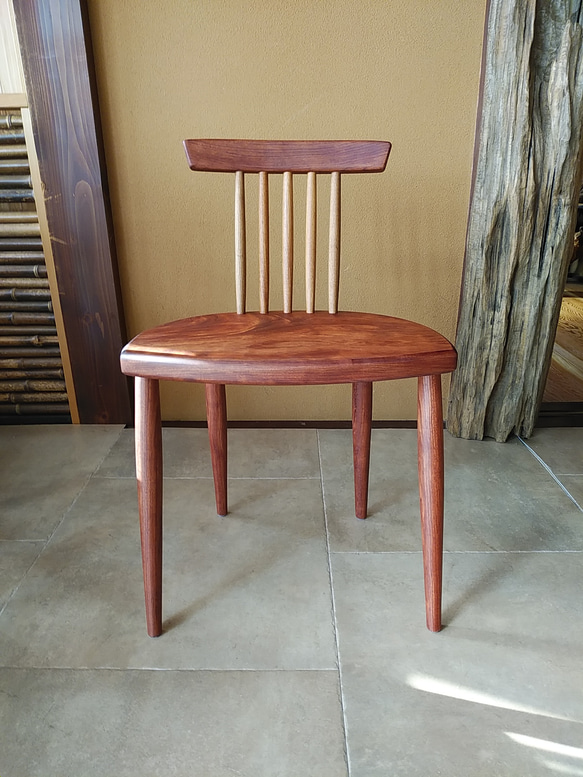 赤い木の椅子。一枚板＊子供椅子＊スツール＊ディスプレイにも 4枚目の画像
