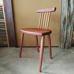 赤い木の椅子。一枚板＊子供椅子＊スツール＊ディスプレイにも 3枚目の画像