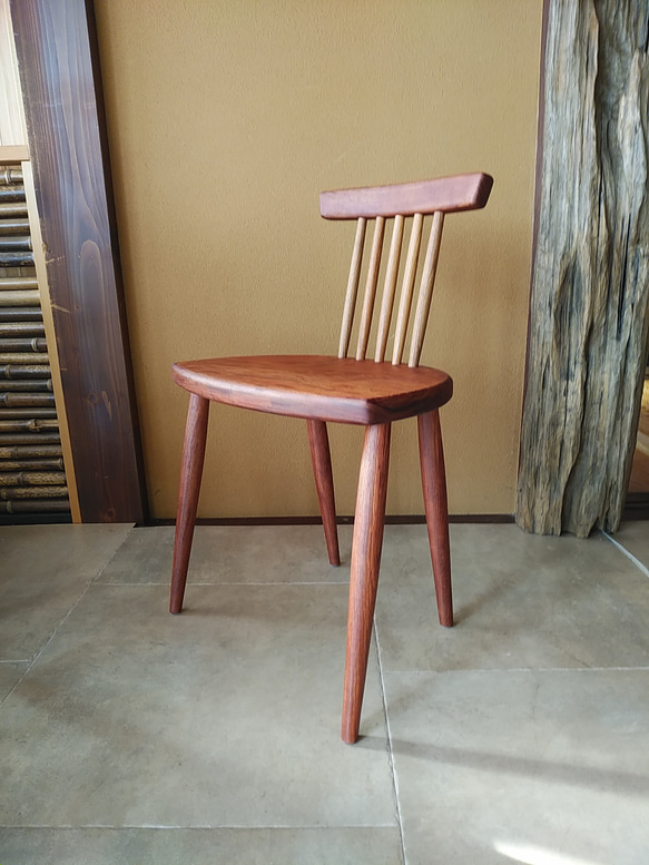赤い木の椅子。一枚板＊子供椅子＊スツール＊ディスプレイにも 3枚目の画像