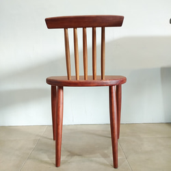 赤い木の椅子。一枚板＊子供椅子＊スツール＊ディスプレイにも 5枚目の画像