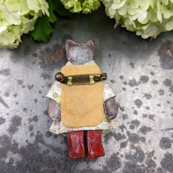 洋服を着た猫のブローチ〈樹脂粘土〉 2枚目の画像