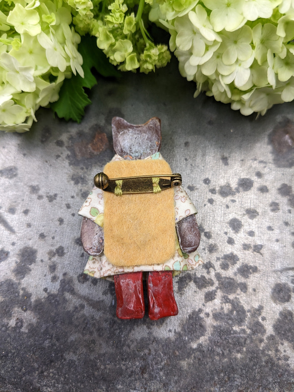 洋服を着た猫のブローチ〈樹脂粘土〉 2枚目の画像