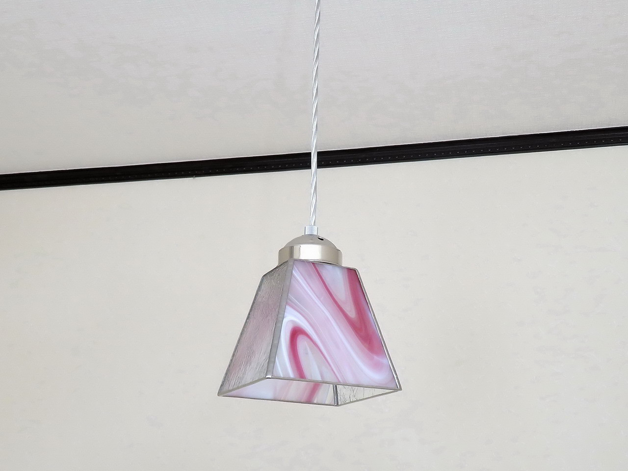 ピンク×クリア・水の流れ（ステンドグラスペンダントライト照明）Mサイズ