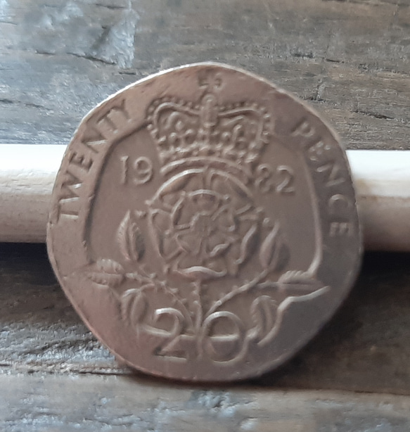 イギリス 20ペンス UK 英国コイン エリザベス女王 1982年 本物硬貨