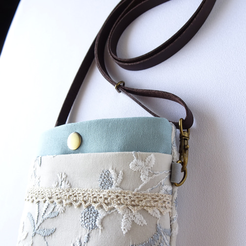 刺繍×レースのスマホポーチ ライトグレー×くすみミント スマホ