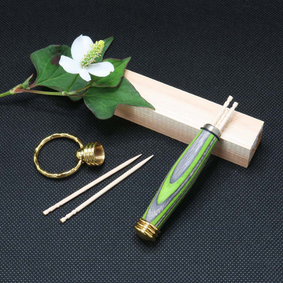 手工木製便攜式牙籤架鑰匙鏈（綠色染色硬木；24 克拉鍍金） 第4張的照片