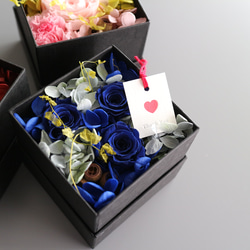 〈現品限り〉サファイアブルーのバラのボックスアレンジ   キューブ型 8枚目の画像