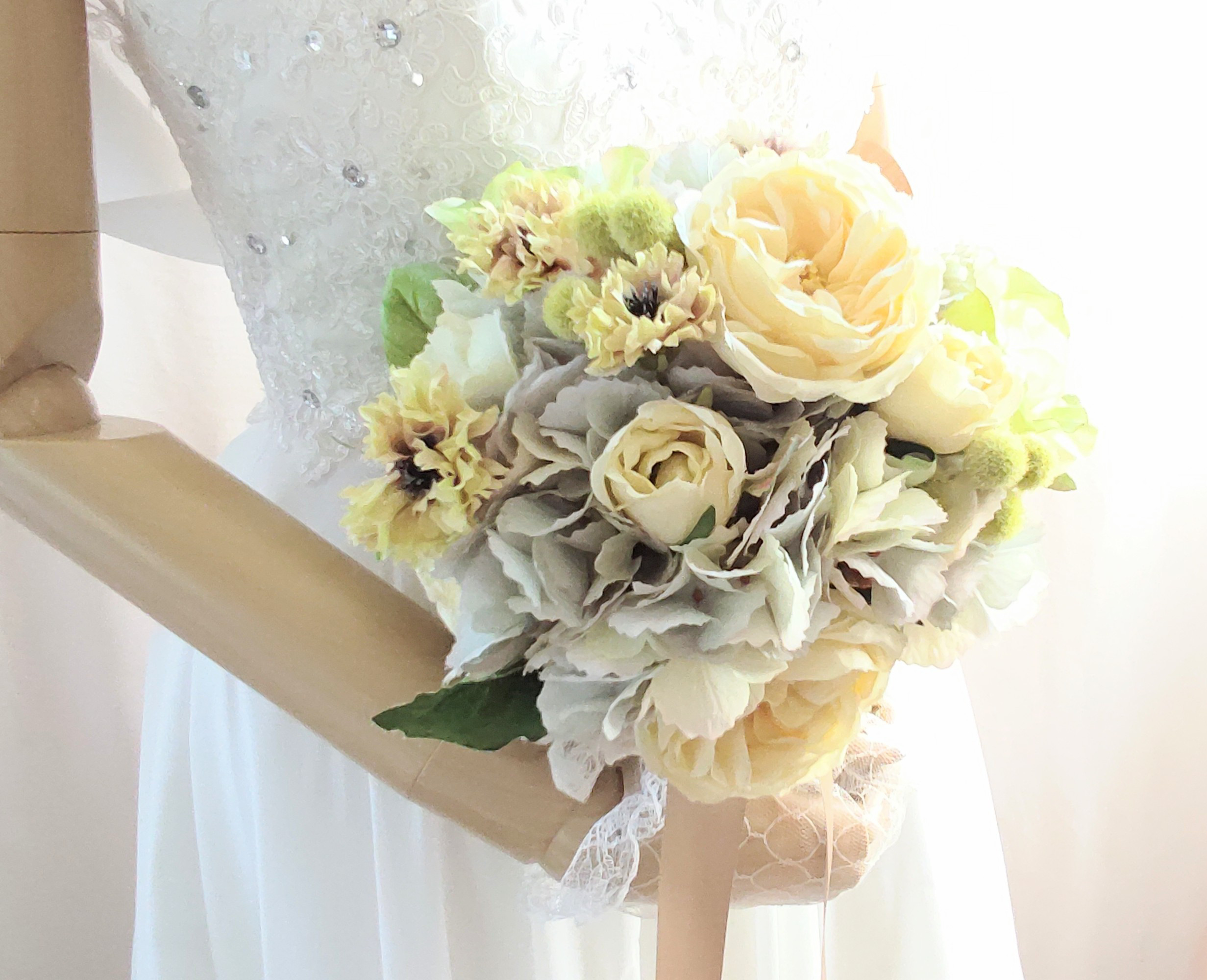 ウエディングブーケ(自然な表情が美しいバターイエローバラ)ブートニア込み 世界で１つ貴女だけにお勧めします。