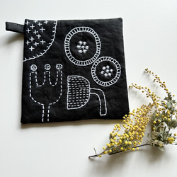 オリジナル柄⭐︎北欧風⭐︎刺し子刺繍⭐︎鍋敷き(ブラック) 1枚目の画像