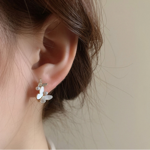 大人のバタフライフープピアス ころんとかわいい シェル 蝶々 パール 