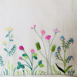 限定1点 刺繍 春の野の花 コットン ストール　＜生成り＞ 2枚目の画像