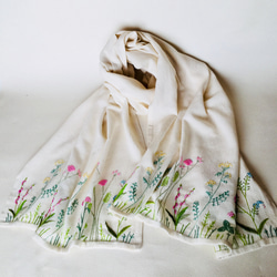 限定1点 刺繍 春の野の花 コットン ストール　＜生成り＞ 1枚目の画像