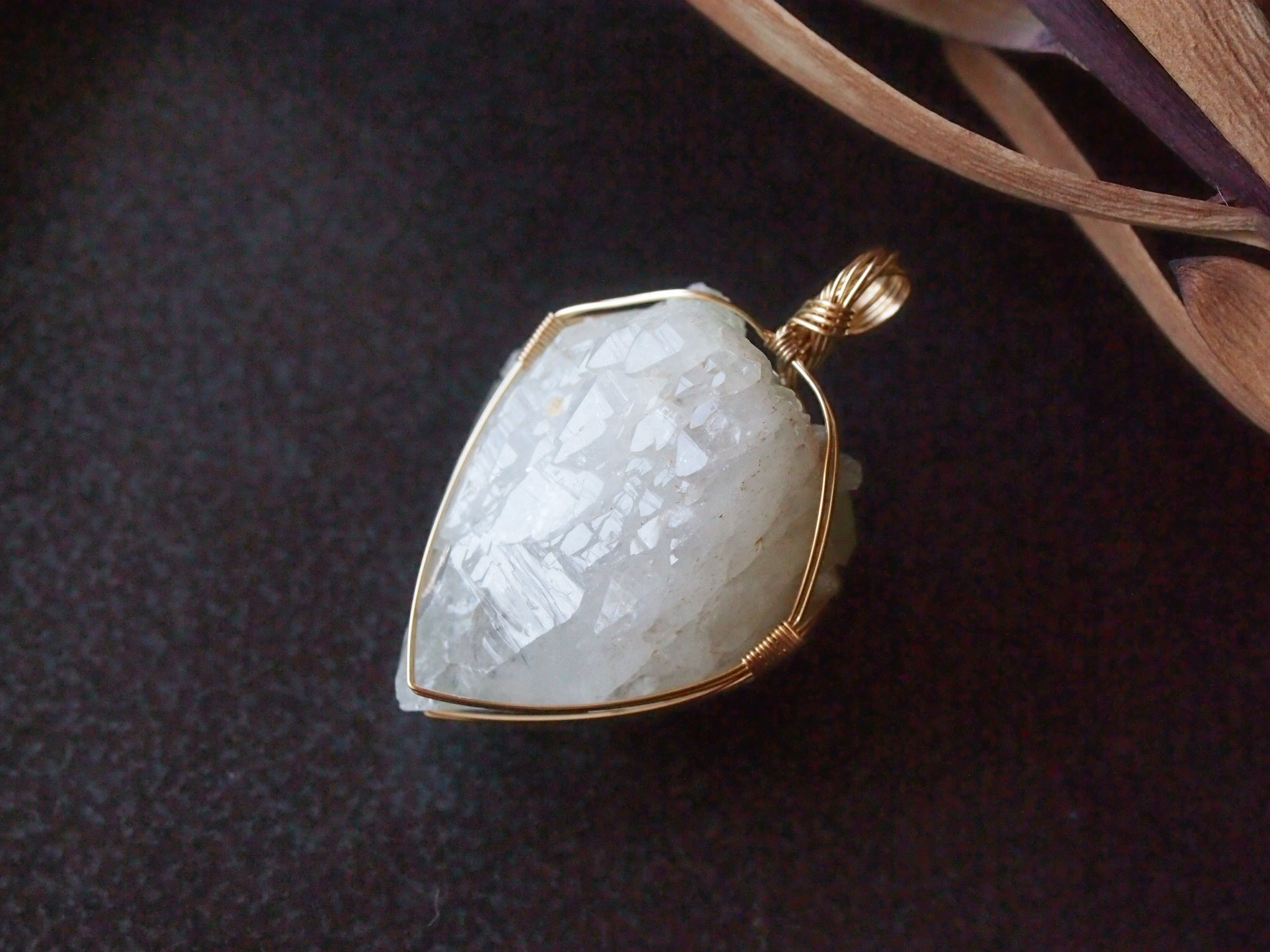 キャンドルクォーツタイプの国産緑水晶原石の女神巻き®ペンダントトップ