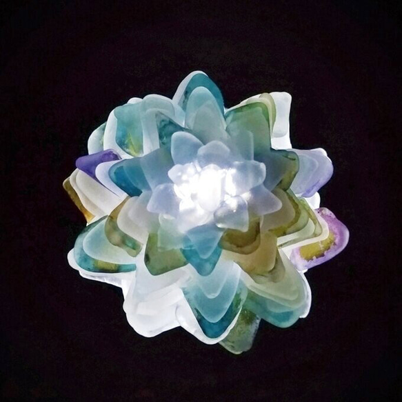 【オーダー】シーグラスのお花のランプシェード 赤×青×紫 黎明（れいめい）ギフトラッピング対応【海灯花】 3枚目の画像