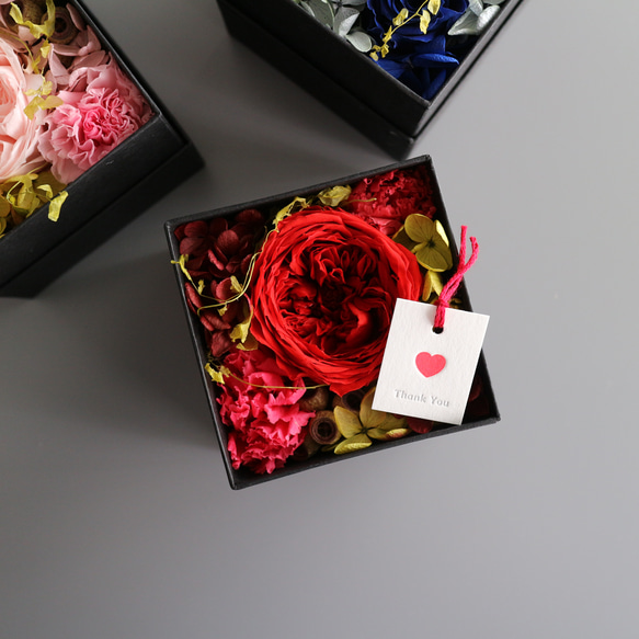 《現品限り》カップ咲きのバラとカーネーションのボックスアレンジ   レッド 1枚目の画像