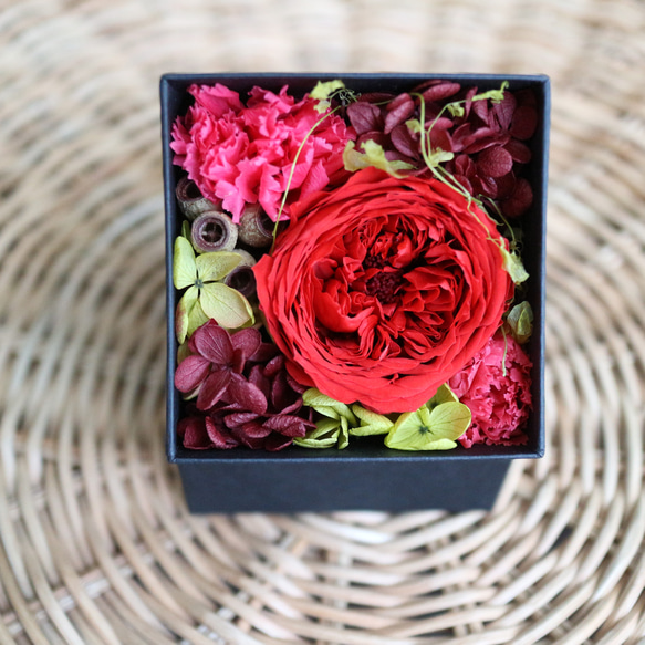 《現品限り》カップ咲きのバラとカーネーションのボックスアレンジ   レッド 6枚目の画像
