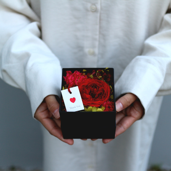 《現品限り》カップ咲きのバラとカーネーションのボックスアレンジ   レッド 3枚目の画像