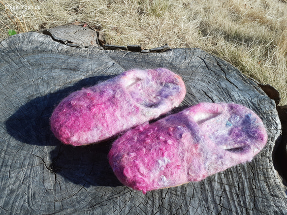 羊毛フェルトのルームシューズ　ピンク　（ウール・グラデーション・ピンク・天然素材） 4枚目の画像