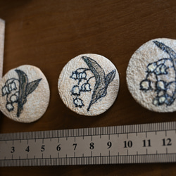 陶器ブローチ　花（すずらん-suzurann）一点物　　手彫り　 5枚目の画像
