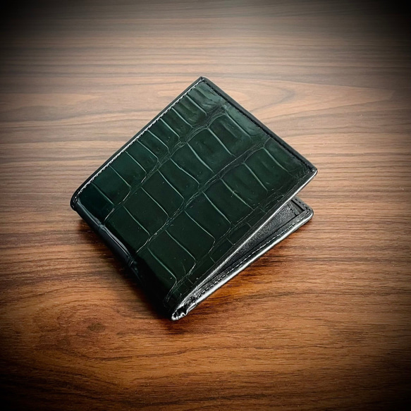 シャイニング クロコダイル 折財布 二つ折り メンズ財布 エナメル ワニ 本革 腹部 ダークグリーン 1枚目の画像