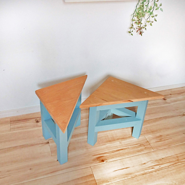 クレヨンで描いたような△のスツール　三角型スツール / ベンチ / キッズデスク　【国産紀州材使用　天然無垢材】
