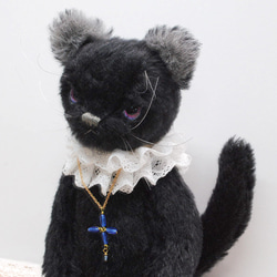 黒色の猫　レースの襟飾り 2枚目の画像