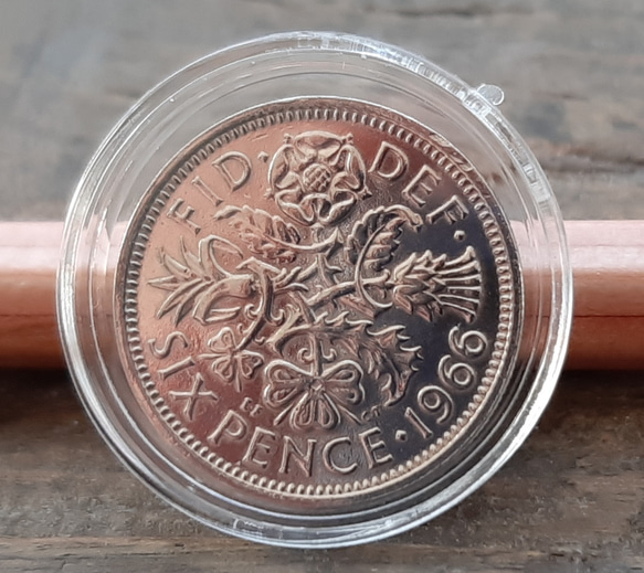 幸せのシックスペンス イギリス  ラッキー6ペンス 本物古銭英国コイン コインカプセル付き 美品です 19.5mm 3枚目の画像